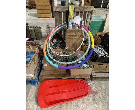 AN ASSORTMENT OF HOUSEHOLD CLEARANCE ITEMS TO INCLUDE CERAMIC VASES, A SLEDGE AND GLASS WARE ETC 