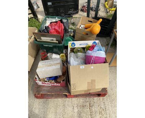AN ASSORTMENT OF HOUSEHOLD CLEARANCE ITEMS TO INCLUDE CERAMIC POTS, GLASS VASES AND TOYS ETC 