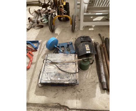 AN ASSORTMENT OF TOOLS TO INCLUDE A WELDING MASK, TILE CUTTER AND OIL CAN ETC 