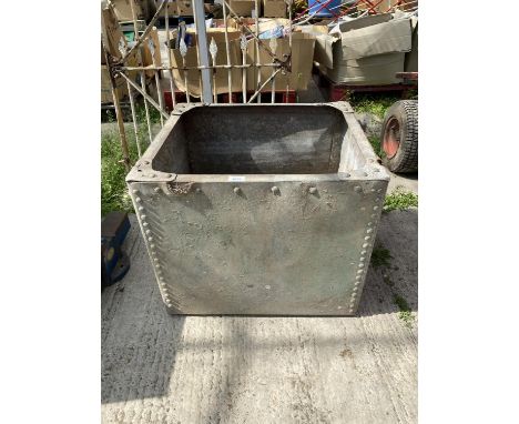 A SMALL GALVANISED TROUGH (H:52CM W:62CM D:55CM) 