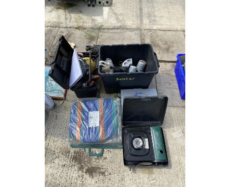 AN ASSORTMENT OF ITEMS TO INCLUDE A CAMPING STOVE, A SPOT LIGHT AND TWO PARAFIN LAMPS ETC 
