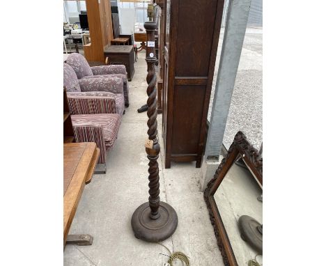 AN EARLY 20TH CENTURY STANDARD LAMP WITH BARLEYTWIST COLUMN 