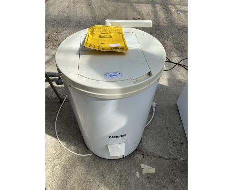 A WHITE ZANUSSI SPIN DRYER WITH INSTRUCTION MANUAL BELIEVED IN WORKING ORDER BUT NO WARRANTY 