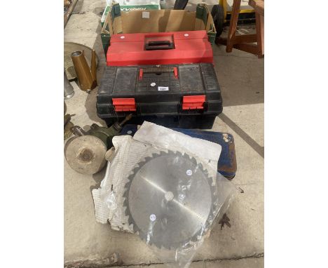 AN ASSORTMENT OF HAND TOOLS TO INCLUDE DRILL BITS, CUTTING DISCS AND TOOL BOXES ETC 