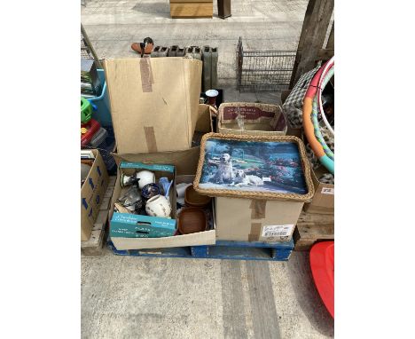 AN ASSORTMENT OF HOUSEHOLD CLEARANCE ITEMS TO INCLUDE DECANTORS, TRAYS AND CERAMIC WARE ETC 