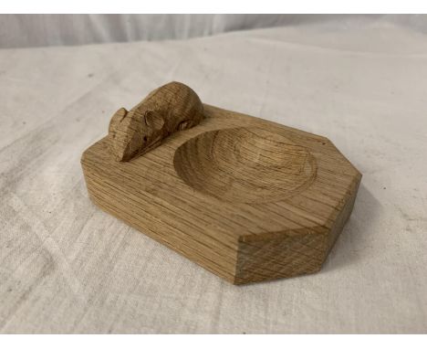 A ROBERT THOMPSON "MOUSEMAN" CARVED OAK TRINKET/ ASH TRAY WITH MOUSE INSIGNIA 