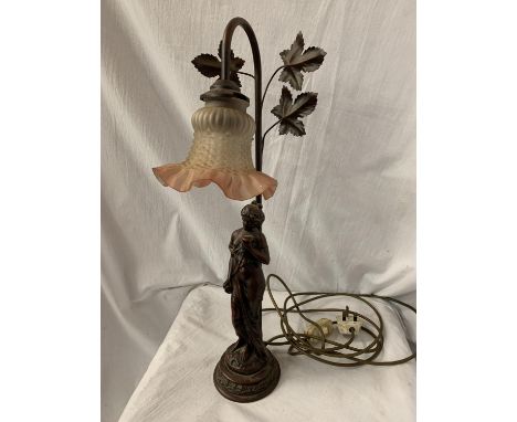 A COMPOSITE TABLE LAMP IN THE FORM OF A GRECIAN STYLE LADY WITH PINK TINGED FLUTED SHADE 