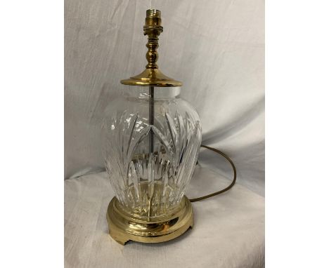 A LARGE GLASS TABLE LAMP WITH BRASS DETAIL H: 38CM 