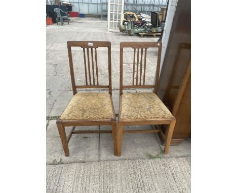 A PAIR OF LIGHT OAK DINING CHAIRS 