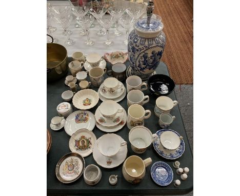 A LARGE COLLECTION OF CERAMIC WARE TO INCLUDE A BLUE AND WHITE TABLE LAMP, COMMEMORATIVE WARE, A CUP CELEBRATING 'THE 60TH YE