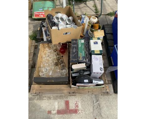 AN ASSORTMENT OF HOUSEHOLD CLEARANCE ITEMS TO INCLUDE ELECTRICALS CERAMIC WARE AND GLASS WARE ETC 