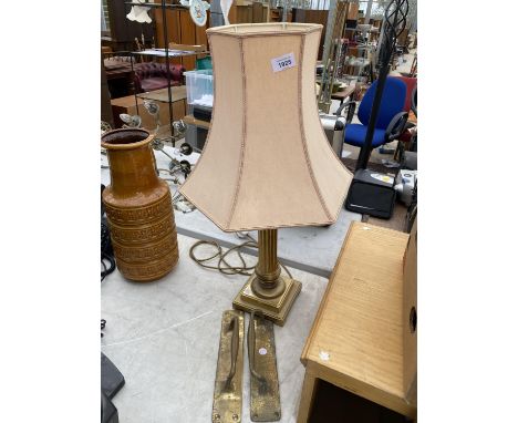 A GILT TABLE LAMP AND A PAIR OF BRASS PUSH PLATES 