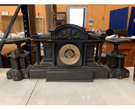 A VERY LARGE VICTORIAN BLACK SLATE EIGHT DAY STRIKING MANTEL CLOCK (H: 35CM)TO ALSO INCLUDE A PAIR OF SIDE URNS 