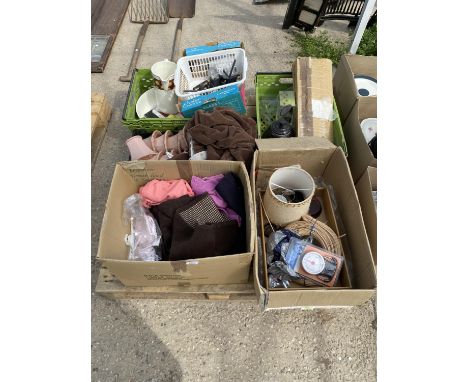 AN ASSORTMENT OF HOUSEHOLD CLEARANCE ITEMS TO INCLUDE A KETTLE, LAMP SHADES AND A LARGE JUG ETC 