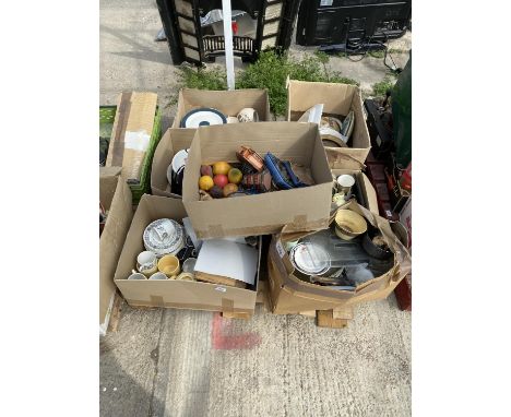 AN ASSORTMENT OF HOUSEHOLD CLEARANCE ITEMS TO INCLUDE CERAMIC TEA SERVICE, VASES ETC 