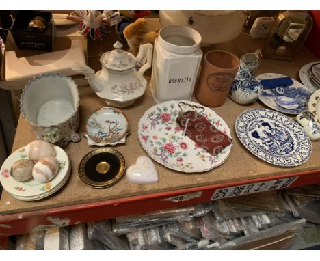 A VERY LARGE QUANTITY OF CERAMIC ITEMS TO INCLUDE A TABLE LIGHTER IN THE FORM OF A DELFT STYLE CLOG, ETC 