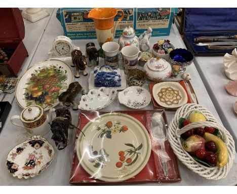 AN ASSORTMENT OF CERAMIC ITEMS TO INCLUDE FOUR SHIRE HORSE FIGURINES, TRINKET DISHES ETC 