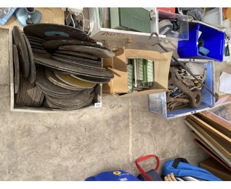 AN ASSORTMENT OF ITEMS TO INCLUDE CUTTING DISCS, TILES AND HAND TOOLS ETC 
