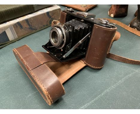 A LEATHER CASED VINTAGE ZEISS IKON CAMERA 