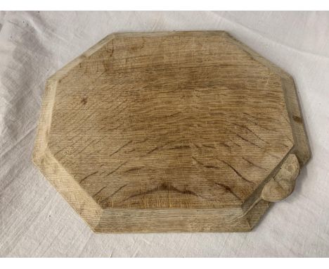 A ROBERT THOMPSON "MOUSEMAN" CARVED OAK CHOPPING/SERVING BOARD WITH MOUSE INSIGNIA 30.5CM X 25CM 