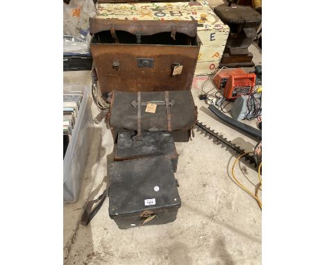 AN ASSORTMENT OF VINTAGE CAMERA BAGS AND CASES 