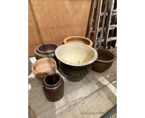 A COLLECTION OF TERRACOTTA AND CERAMIC PLANTERS OF VARIOUS SIZES 