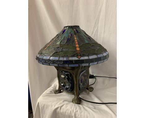 AN UNUSUAL FOUR LEGGED TIFFANY STYLE  LAMP (HEIGHT TO SHADE 43CM) 