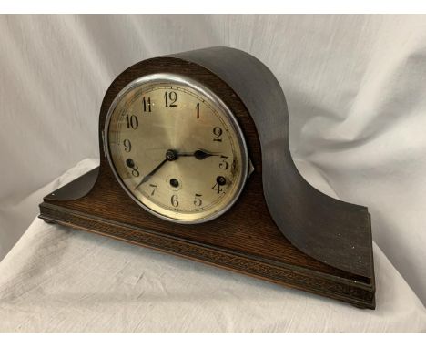 AN OAK NAPOLEON HAT MANTEL CLOCK, EIGHT DAY STRIKING COMPLETE WITH KEY H: 23CM 