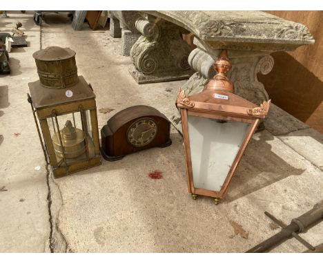 AN ASSORTMENT OF ITEMS TO INCLUDE A VINTAGE OIL LANTERN, A DECORATIVE LIGHT FITTING AND A CLOCK 