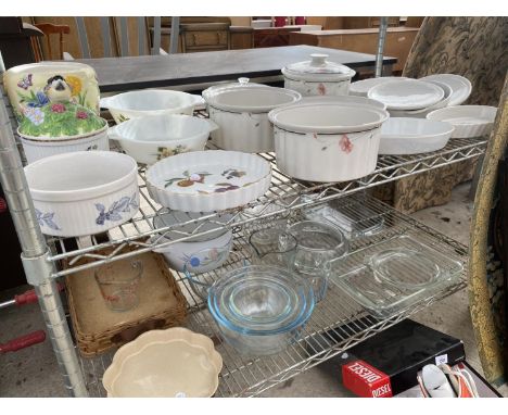 A LARGE QUANTITY OF CERAMIC WARE TO INCLUDE FLAN DISHES, SERVING BOWLS AND GLASS JUGS ETC 