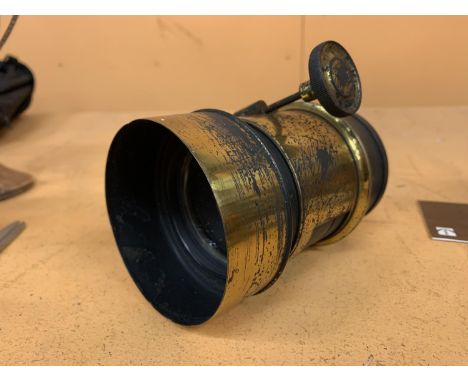 A VINTAGE BRASS CAMERA LENS WITH NO VISIBLE ENGRAVING, BELIEVED TO BE TAYLOR &amp; HOBSON 