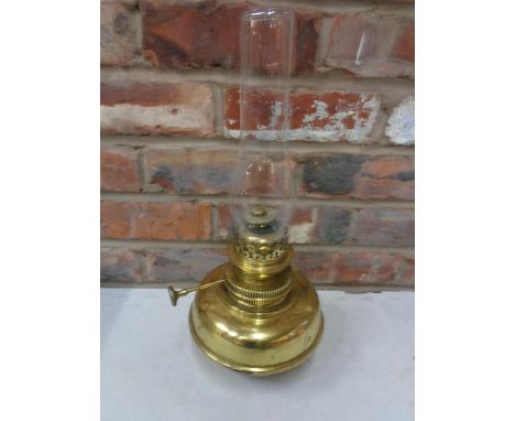 A VINTAGE BRASS OIL LAMP TO INCLUDE A GLASS FUNNEL H: TO TOP OF WICK 23CM 