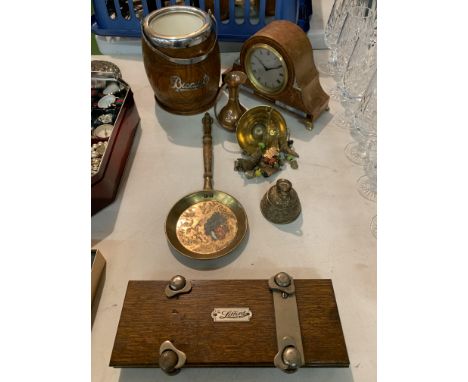 A SELECTION OF WOOD AND BRASS ITEMS TO INCLUDE A BISCUIT BARREL, TIE PRESS AND A MANTEL CLOCK 