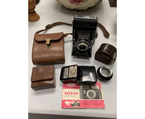 A SELECTION OF PHOTOGRAPHIC ITEMS TO INCLUDE A VINTAGE ENSIGN SELFIX 16.20 CAMERA AND LEATHER CASE. 