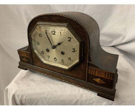 A NAPOLEON'S HAT MAHOGANY MANTEL CLOCK WITH OCTAGONAL FACE AND DECORATIVE EDGING 