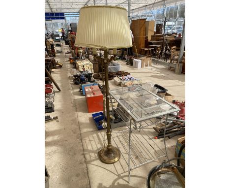 A MODERN GLASS TOPPED TWO TIER TABLE AND A GILT STANDARD LAMP 