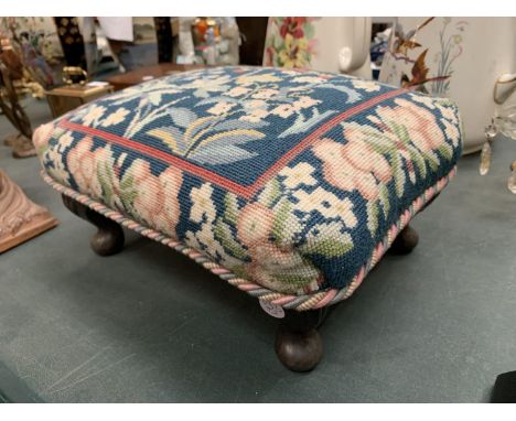 A SMALL VINTAGE FOOTSTOOL WITH MAHOGANY LEGS AND A TAPESTRY TOP 37CM X 25CM X 15CM 