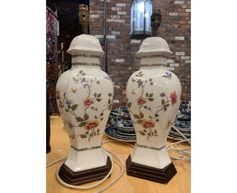 A PAIR OF DECORATIVE CERAMIC TABLE LAMPS WITH A FLORAL DESIGN (A/F - HAIRLINE CRACK) 