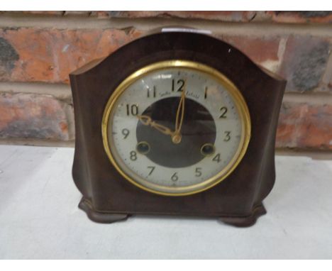 A VINTAGE BAKELITE SMITHS ENFIELD MANTEL CLOCK 