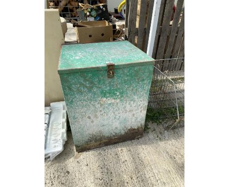 A VINTAGE GALVANISED LIDDED STORAGE TRUNK (H:66CM W:54CM D:49CM) 