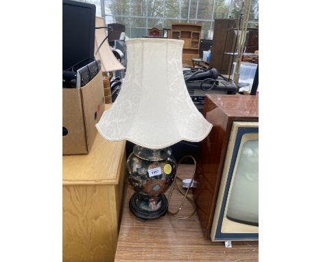 A DECORATIVE CERAMIC TABLE LAMP WITH SHADE 