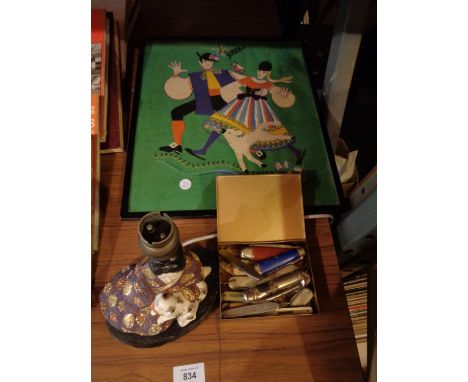 A FRAMED FELT FOLK PICTURE, AN ORIENTAL STYLE LAMP AND A TIN OF VINTAGE PEN KNIVES 