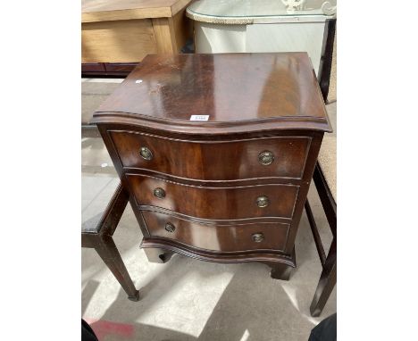 A REPRODUCTION SERPENTINE FRONT CHEST OF THREE DRAWERS, ON BRACKET FEET, 21" WIDE 