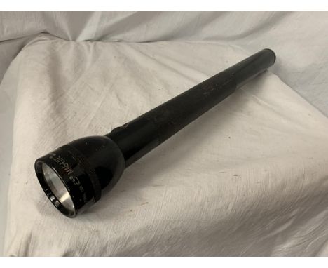 A POLICEMAN'S MAG-LIGHT TORCH L: 49 CM 