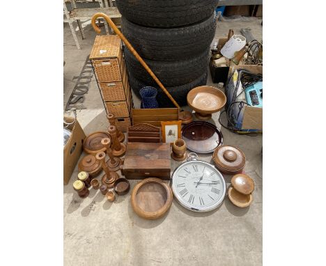 AN ASSORTMENT OF TREEN ITEMS TO INCLUDE A JEWELLERY BOX, CANDLE STICKS AND A WALKING STICK ETC 