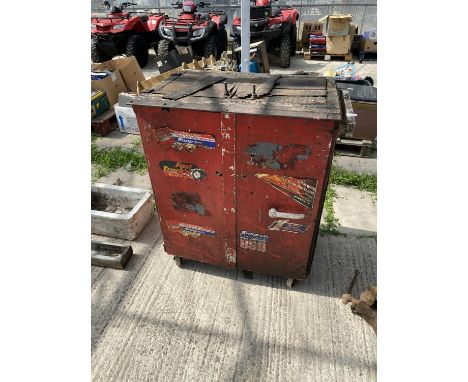 A VINTAGE LOCKABLE METAL TOOL CHEST WITH WOODEN DOORS TO INCLUDE KEY 