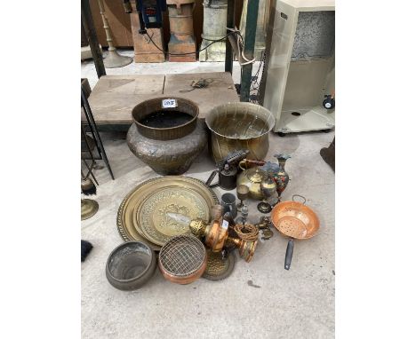 A LARGE QUANTITY OF BRASS WARE TO INCLUDE CHARGERS, AN OIL LAMP AND PLANTERS ETC 