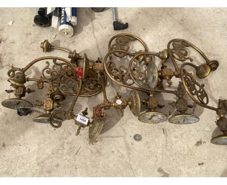 A COLLECTION OF BRASS WALL LIGHT FITTINGS 