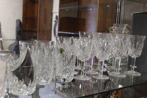 A COLLECTION OF WATERFORD CRYSTAL GLASSWARE TO INCLUDE A DECANTER AND TWENTY FOUR GLASSES, comprising six large wine glasses,
