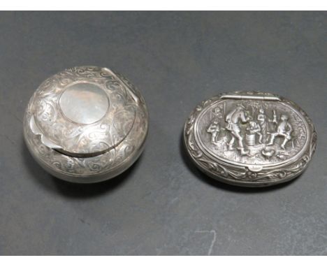 A HALLMARKED SILVER LIDDED PILL / SNUFF BOX TOGETHER WITH ANOTHER EMBOSSED EXAMPLE WITH MARKS TO BASE (2)